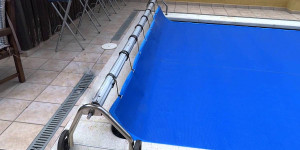Enrouleur de bâche à bulles et bâche à barres pour piscine