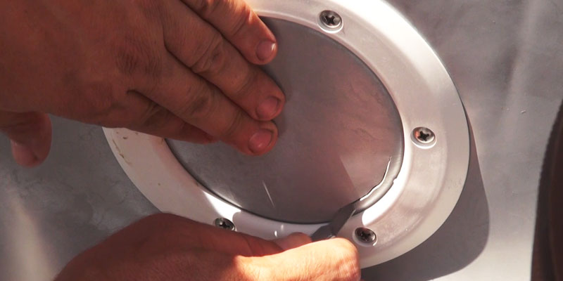 Une fois la bride de la pièce à sceller vissée, découpez le liner depuis le contour intérieur de la pièce