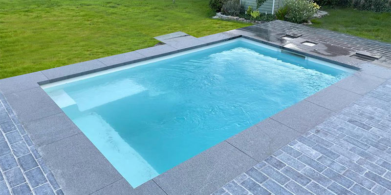 Petite piscine à coque