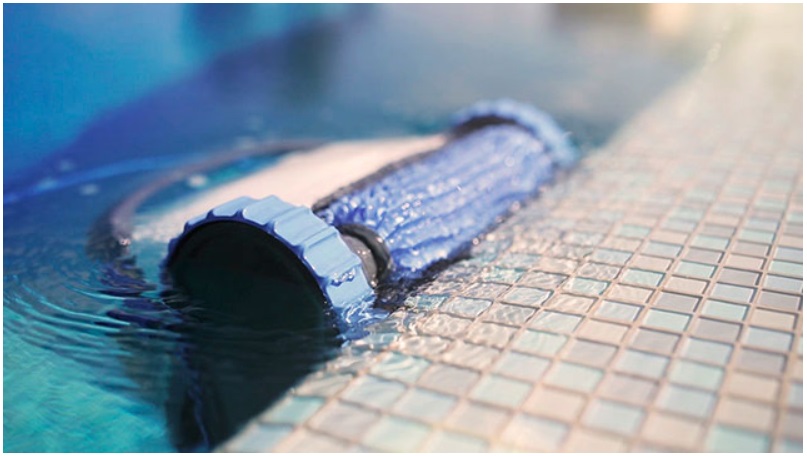Dolphin S200 nettoie jusqu'à la ligne d'eau de la piscine