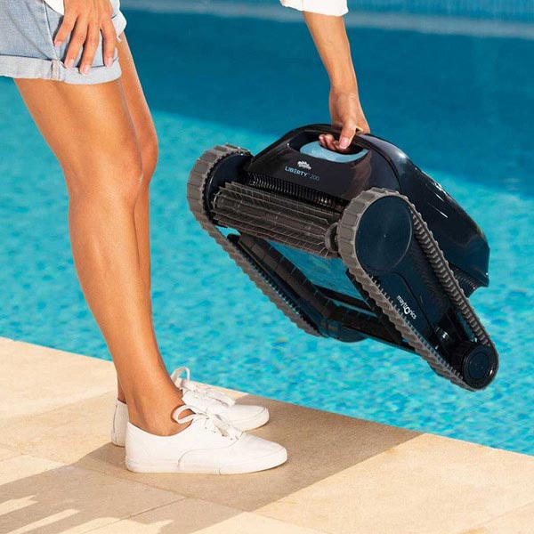 Le robot de piscine Dolphin Liberty 200 est un poids plume