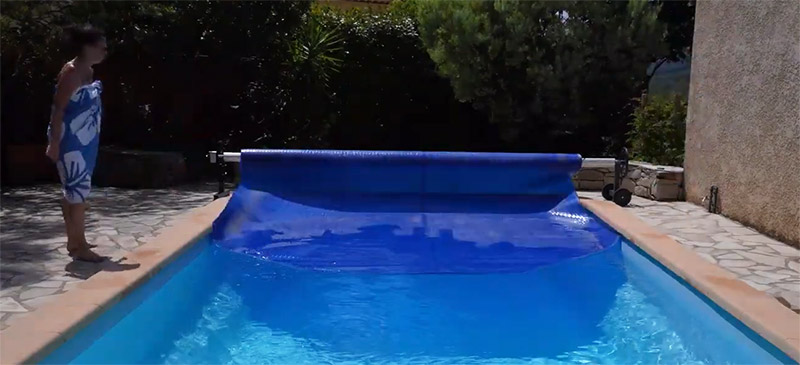 Enroulement/déroulement facile de votre bâche à bulles avec l'enrouleur automatique BWT