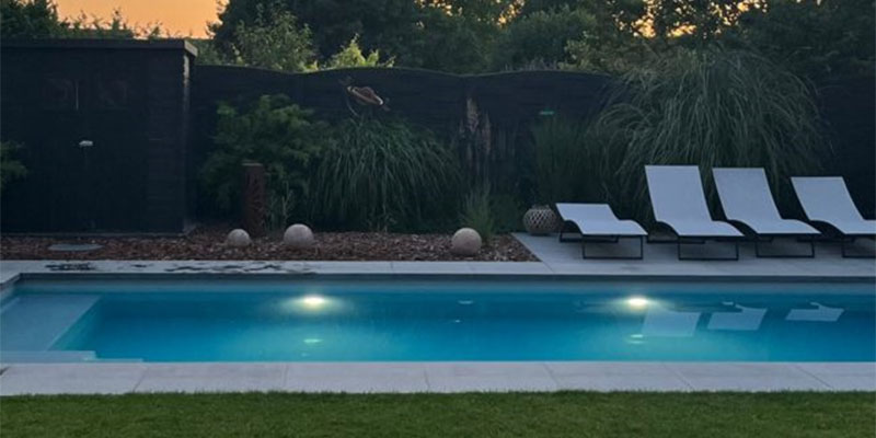 Piscine coque Pietra 7 x 3,60 m effet miroir