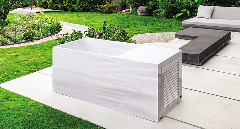 Le bain froid Surge blanc sur la terrasse