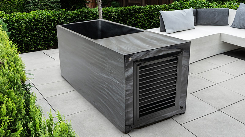 Le bain de glace Surge noir sur la terrasse